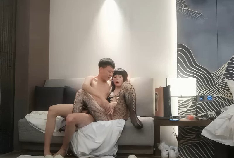 LBD-281 蓝衣妹子酒店TP啪啪，连体情趣网袜黄狗撒尿姿势舔蛋猛操